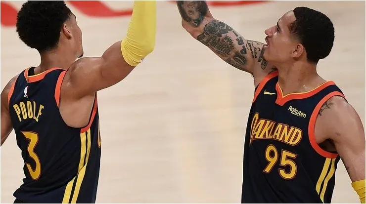 Juan Toscano y Jordan Poole (Foto: @Warriors)