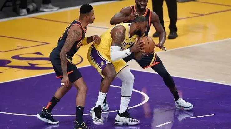 Acción de juego de Lakers vs Warriors en Play In