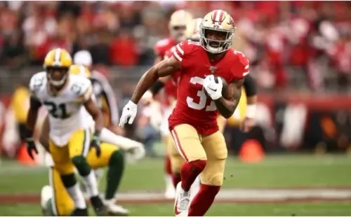 Raheem Mostert dejando atrás a sus rivales (Getty Images)