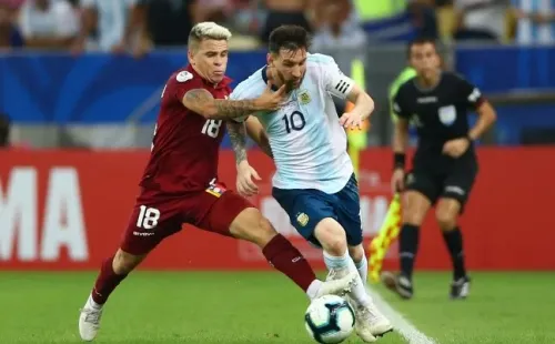 Josef Martínez enfrentando a Lionel Messi en la Copa América (Foto: Getty Images).
