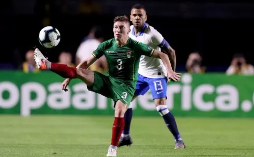 Alejandro Chumacero, ante la atenta mirada de Dani Alves (Foto: Getty Images).