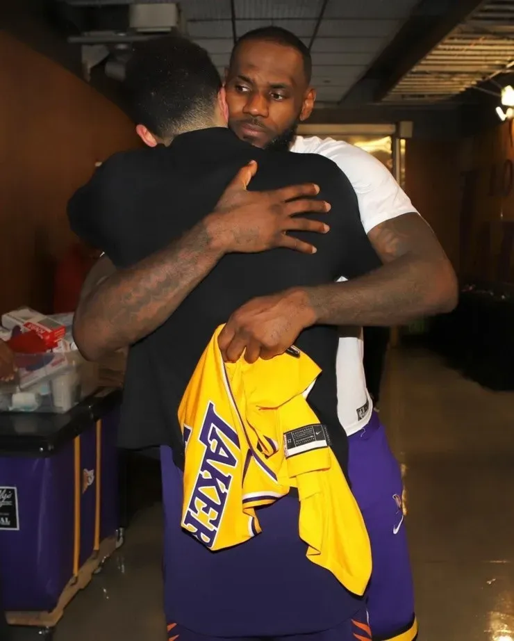 Devin Booker y LeBron James (Foto: @NBA)