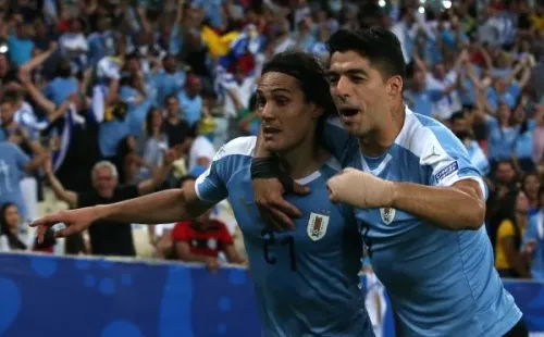 Suárez junto a Edinson Cavani festejando ante Chile en Brasil 2019 (Fuente: Getty Images)