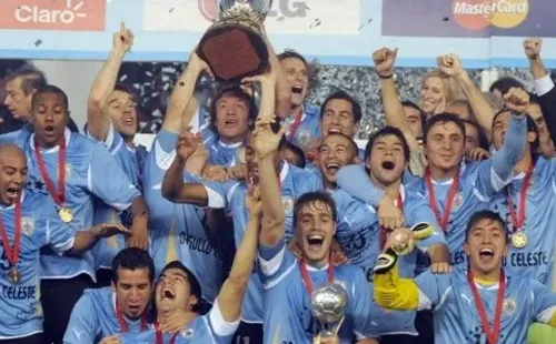 El plantel de Uruguay levantando la Copa América 2011 (Fuente: AUF)
