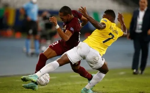 En defensa y en ataque: gran partido de Estupiñán vs. Venezuela. Foto: Getty