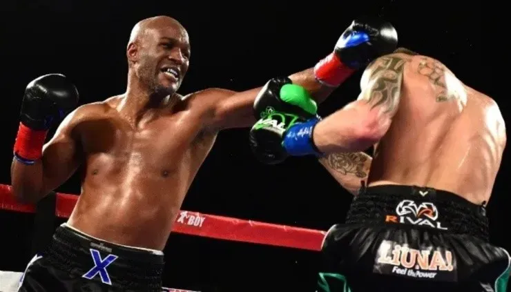 Bernard Hopkins golpea a Joe Smith Jr (Getty).