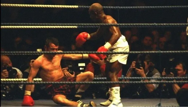 Baby Jake Marlala se encuentra sobre el caído Pat Clinton. Clinton ganó el combate (Getty)