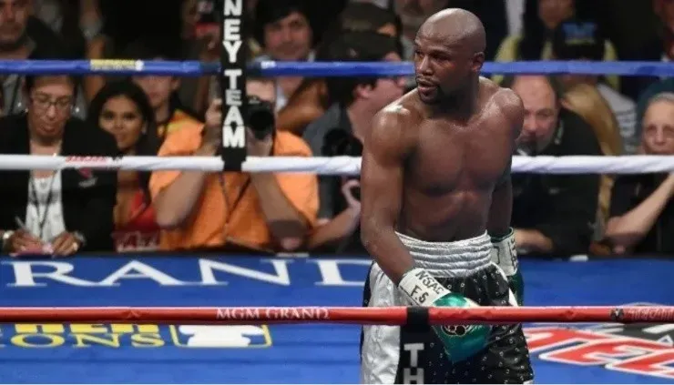Floyd Mayweather Jr. mira a la esquina de Andre Berto tras el sexto asalto (Getty).