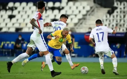 Neymar entre tres chilenos. Foto: Getty