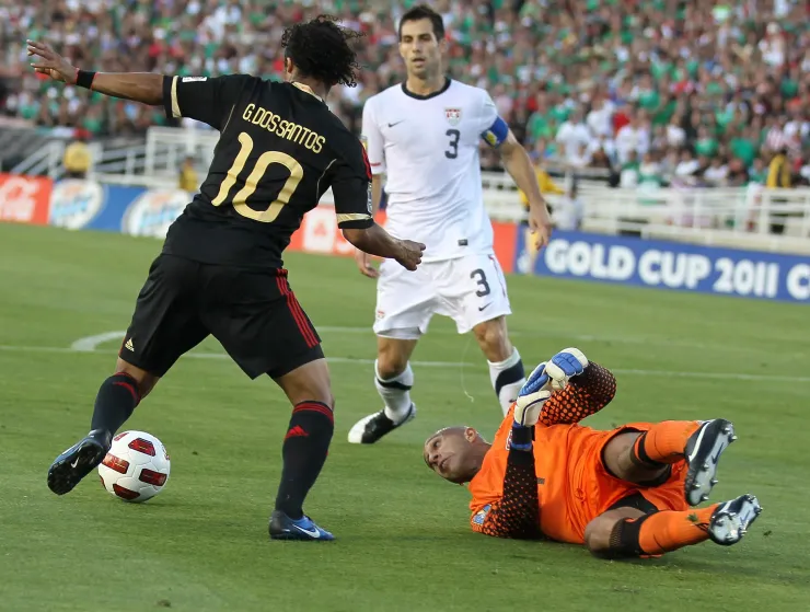 Giovani Dos Santos elude a Tim Howard en la Copa Oro 2011