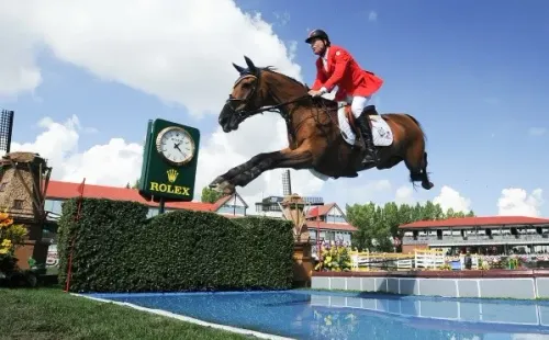 El canadiense Ian Millar, arriba de uno de sus caballos