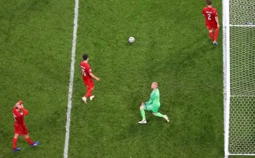 Simon Kjær y su gol en contra vs. Inglaterra. (Getty Images)
