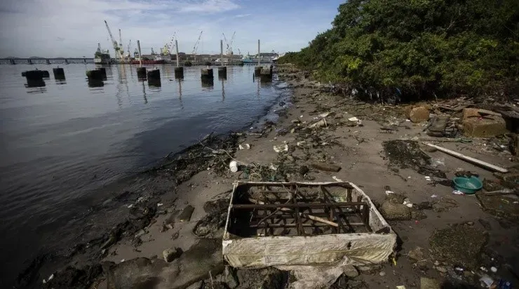 La basura se acumula en la bahía de Guanabará en Río de Janeiro. (AP)
