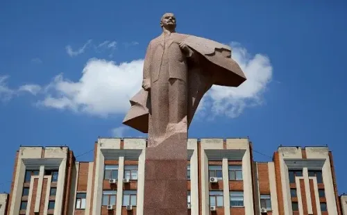 Lenin frente al Parlamento. (Foto: Pulitzer Center)