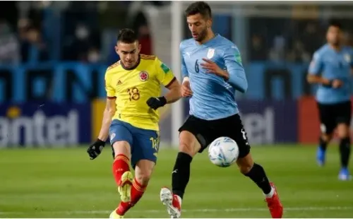 Rodrigo Bentancur ante Rafael Santos Borré, en Uruguay vs Colombia