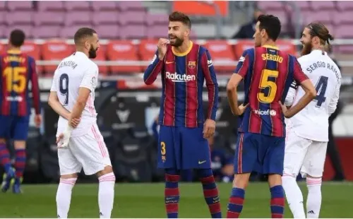 Gerard Piqué, ante Benzema en un Clásico Barcelona vs Real Madrid
