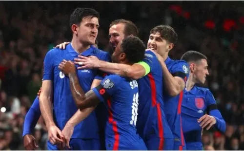 El abrazo de los compañeros a Maguire por su gol de Inglaterra
