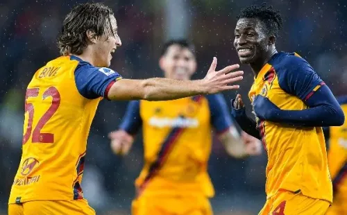 Felix Afena-Gyan celebrando con Edoardo Bove. (Getty)