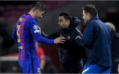 Xavi y Piqué durante el Barcelona vs Benfica