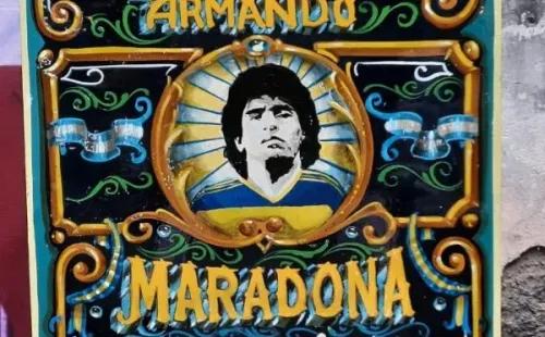 La placa de Boca en el santuario “Largo Diego Armando Maradona”. (Foto: Germán Carrara)