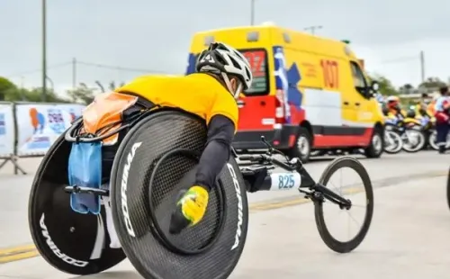 Las ambulancias del 107 durante el recorrido de la carrera