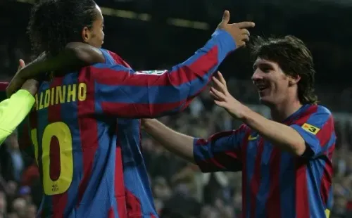 Messi junto a Ronaldinho. (Getty)