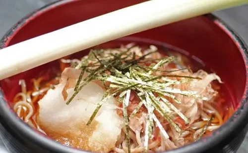 Fideos de soba, una de las comidas tradicionales de Japón para estas fechas. Fuente: (Pixabay)