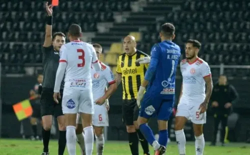 González vio la roja ante Peñarol. (Leonardo Carreño/Referi)