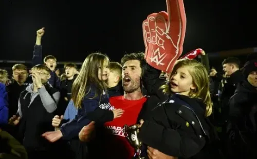 La alegría de hinchas y jugadores de Kidderminster Harriers tras ganarle al Reading por FA Cup