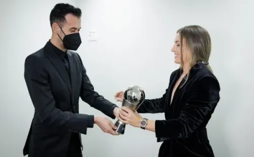 Busquets fue el encargado de entregarle el premio a Putellas.