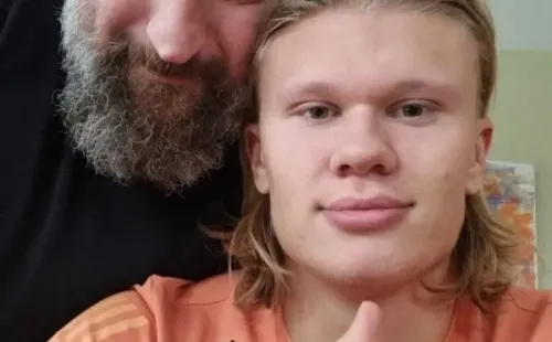 Haaland posa con una camiseta de entrenamiento Adidas