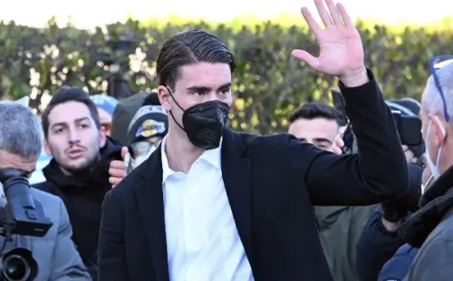 Vlahovic al llegar a Turín (Getty)