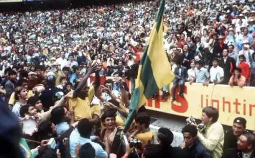 Pelé alzando la copa en México 1970. (Getty)