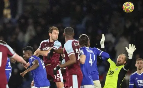 La pelota tras chocar el hombro de Dawson (Getty)