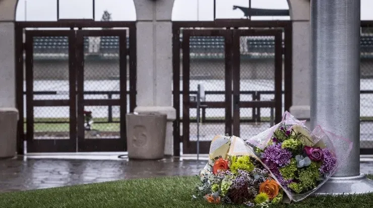Campus de Stanford, con flores para Katie Meyer (Getty)