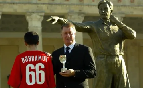 Geoff Hurst en la estatua de Tofiq Bəhramov