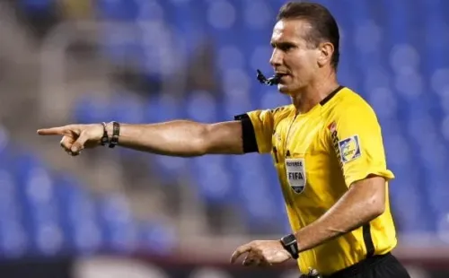 Wilson Seneme en su tiempo de árbitro activo. Getty.