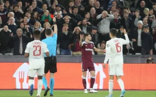 La expulsión de Cresswell complicaba a West Ham