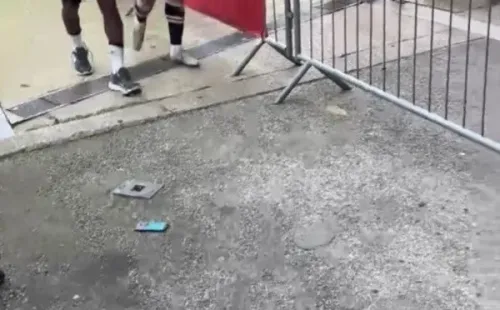 El celular en el piso (Fuente: Twitter @evertonhub)