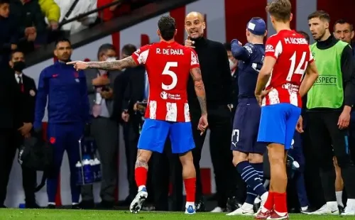 Guardiola en discusión con De Paul. Getty.