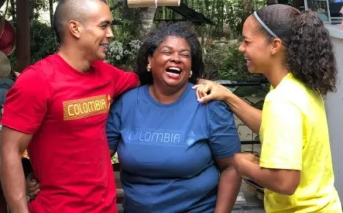 Gisela con su mamá y su hermano. (Redes Gisela Robledo)