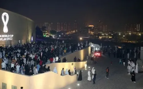 Hinchas en el logo de Qatar 2022