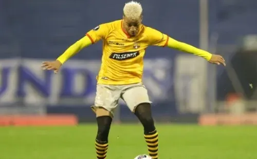 Byron Castillo, en un partido internacional con Barcelona de Ecuador