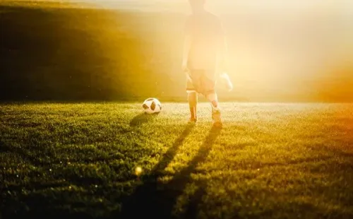 Niños jugando al fútbol: Getty