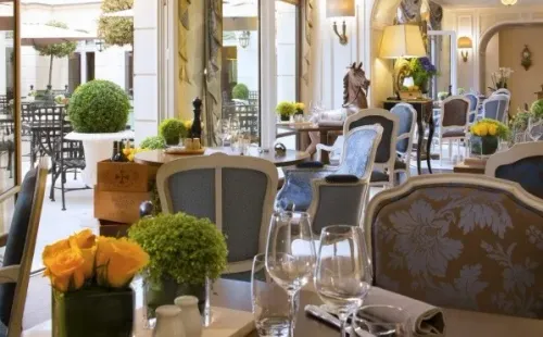 aubergedujeudepaumechantilly.fr