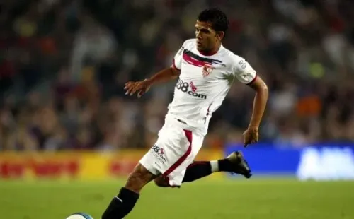 Alves debutó en Sevilla en 2003 y se fue en 2008 al Barça