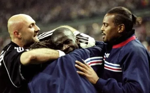 Bernard Lama -a la derecha- abrazando a Thuram, Diomede y a Barthez en la selección de Francia