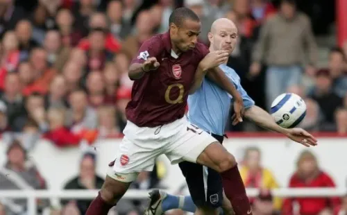 Danny Mills, marcando a Thierry Henry en un duelo Manchester City-Arsenal en 2005