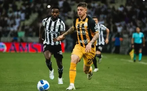 Acción de juego entre Ceará y The Strongest. Twitter: @Sudamericana.