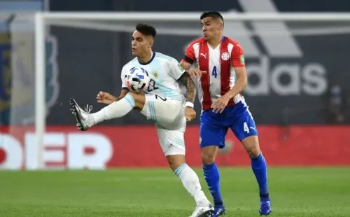Fabián Balbuena ante Lautaro Martínez (Getty)